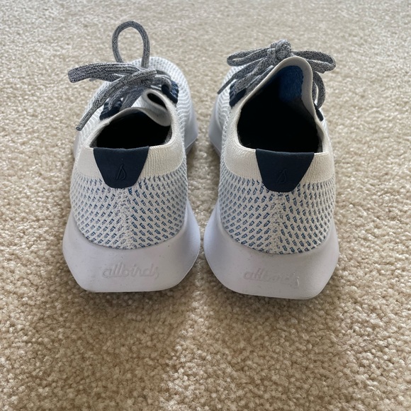 Allbirds Women’s Sneaker - Picture 4 of 7